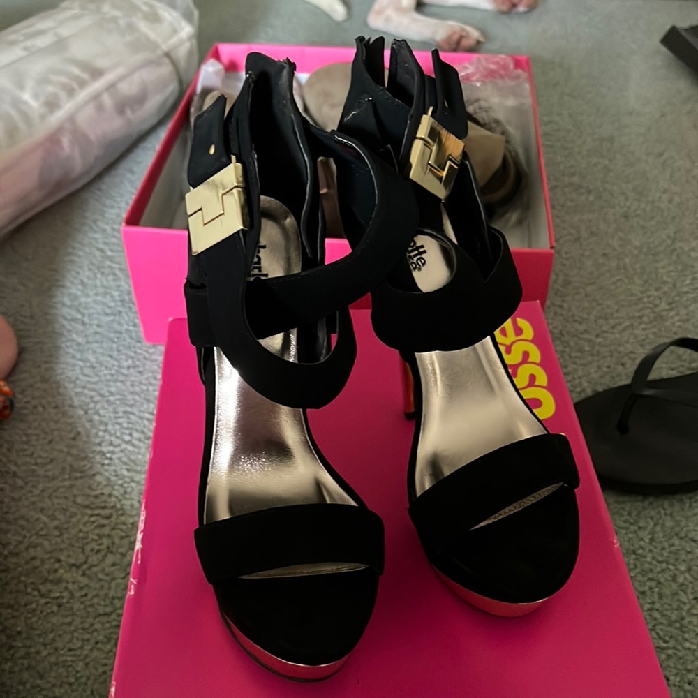 Black heels with gold details